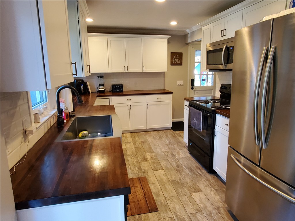 Sold 357 Dellwood Road, Greece, NY 14616 3 Beds / 2 Full Baths