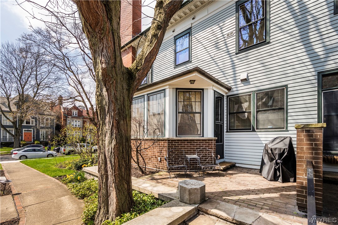 27 Oakland Pl, Buffalo, NY 14222, Delaware District