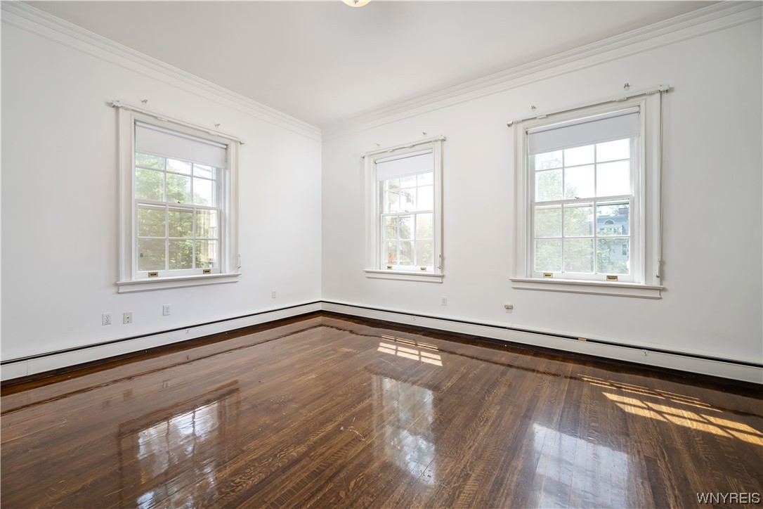 65 Oakland Place, Buffalo, NY 14222, Delaware District