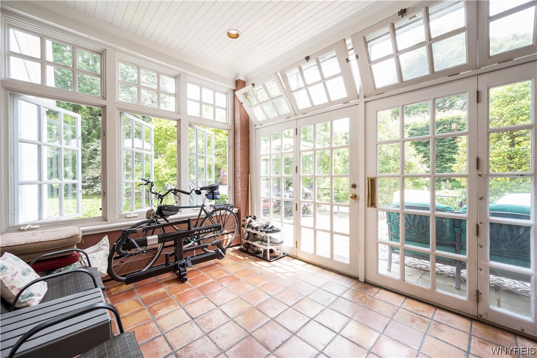 65 Oakland Place, Buffalo, NY 14222, Delaware District