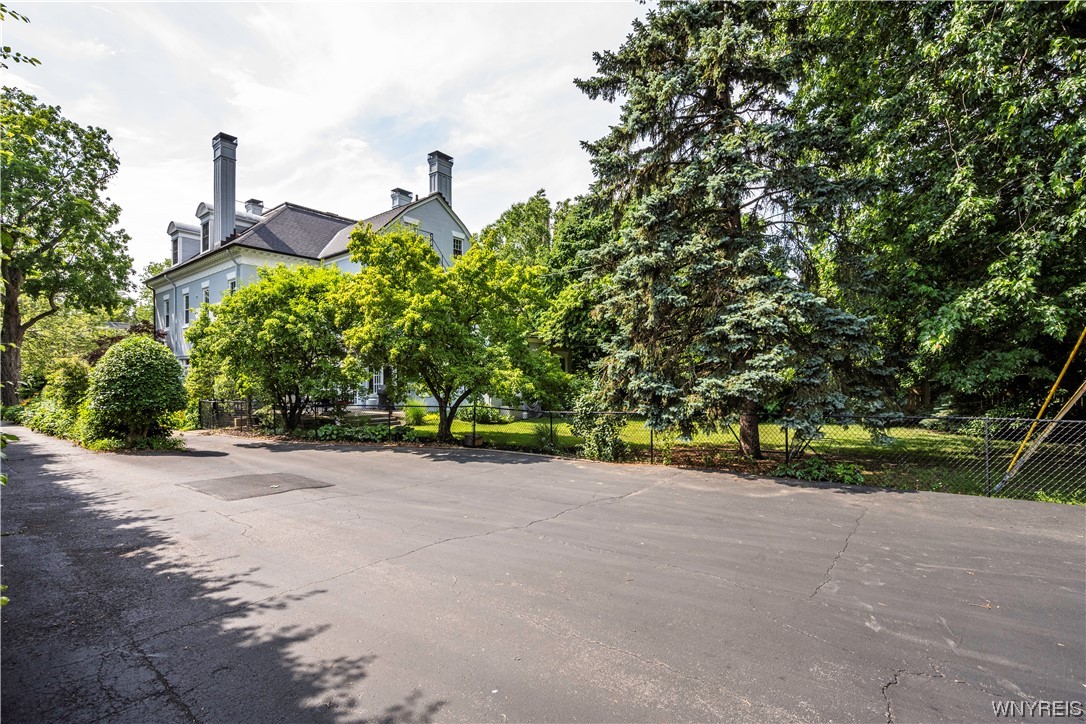 65 Oakland Place, Buffalo, NY 14222, Delaware District