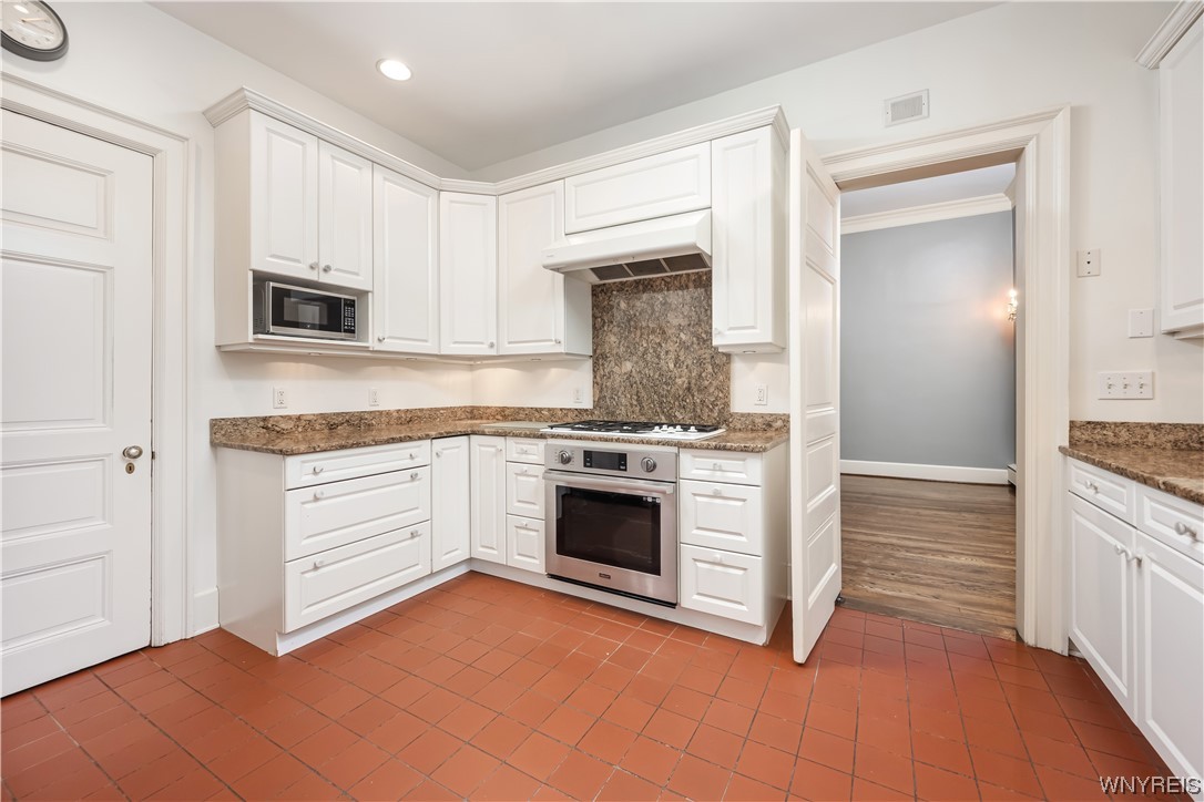 65 Oakland Place, Buffalo, NY 14222, Delaware District