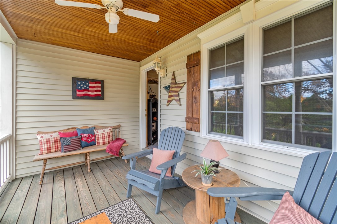 1058 Bay Rd, ster, NY 14580