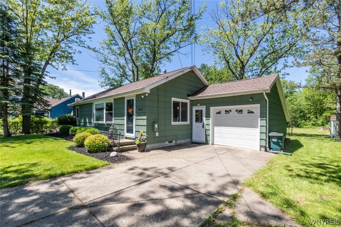 Sold 2521 Bullis Road, Elma, NY 14059 2 Beds / 1 Full Bath 235,000