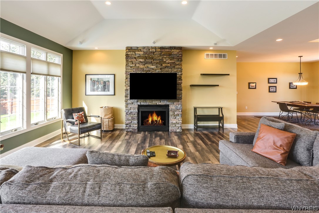 Sold 960 Foxcroft Road, Grand Island, NY 14072 3 Beds / 3 Full Baths