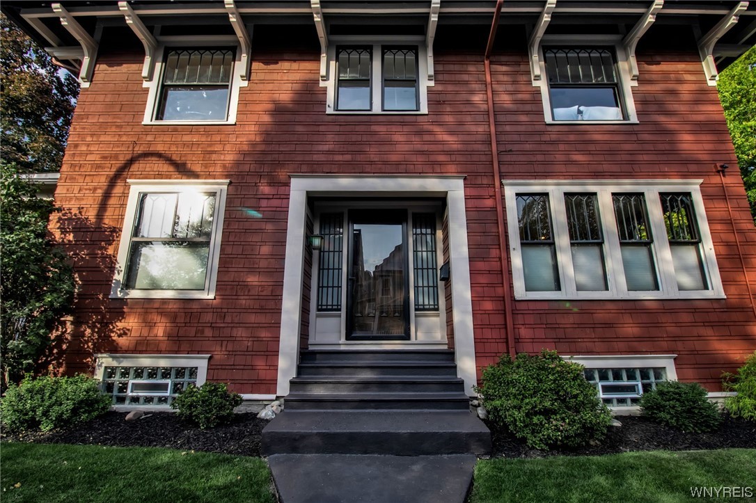 Sold 380 Bird Avenue, Buffalo, NY 14213, West Side 3 Beds / 1 Full Bath / 1 Half Bath 365,000