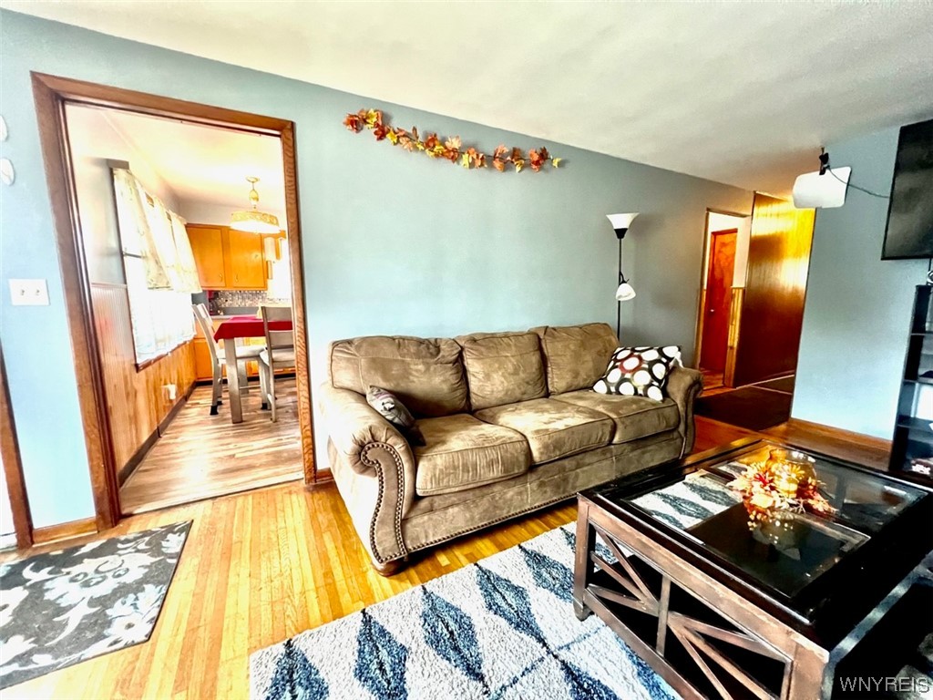 For Sale 38 Barnard Street, Buffalo, NY 14206, Kaisertown 3 Beds / 1 Full Bath 179,900