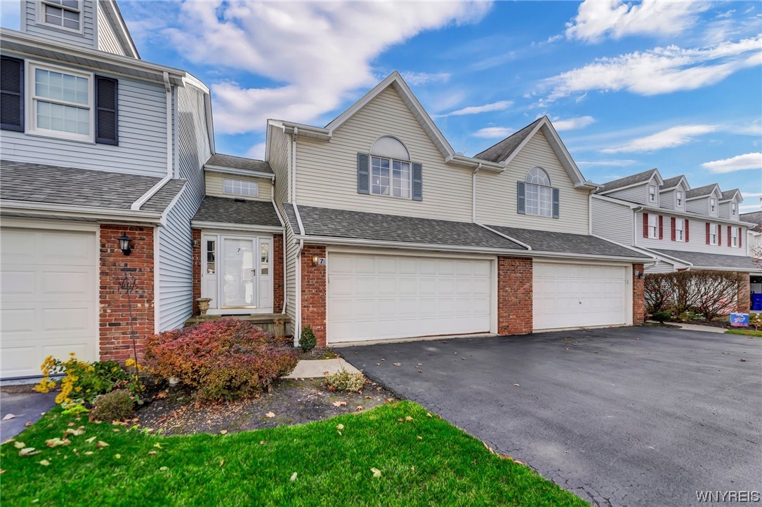 For Sale 7 N Hill Drive, West Seneca, NY 14224 2 Beds / 2 Full Baths