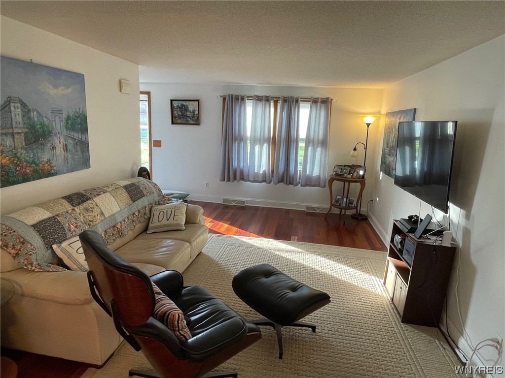 25 Wimbledon Lane, West Seneca, NY 14224