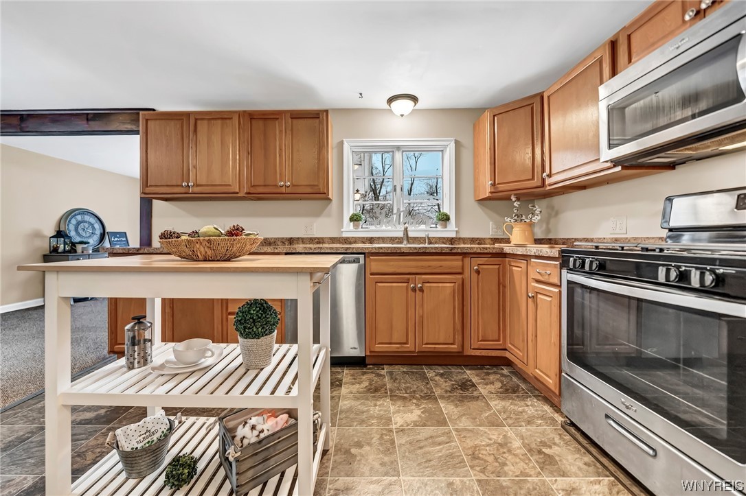 For Sale 5068 Parker Road, Hamburg, NY 14075 3 Beds / 1 Full Bath / 2 Half Baths 239,900