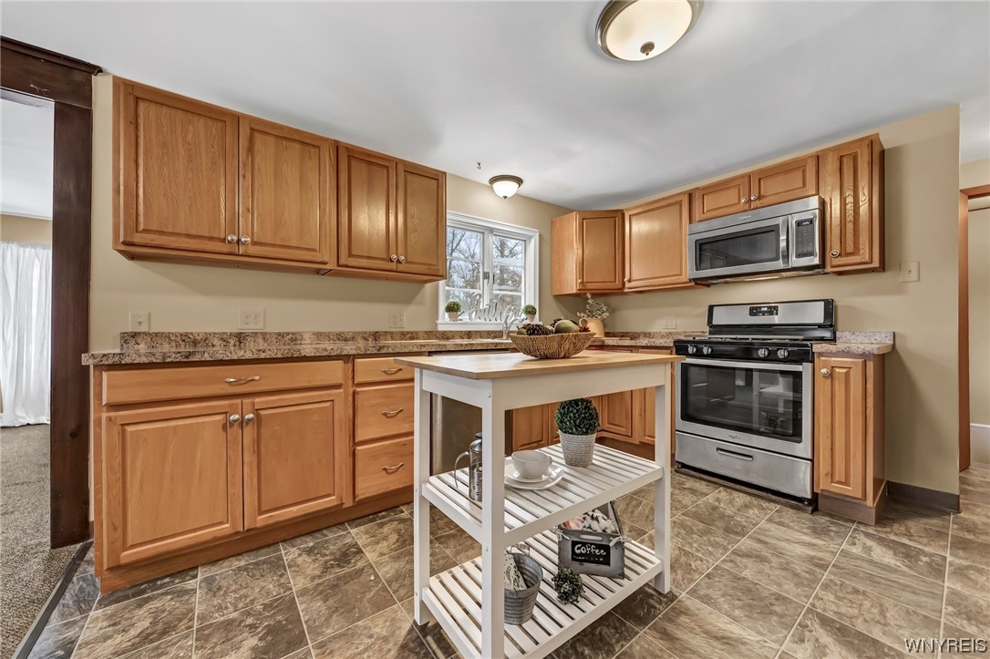 For Sale 5068 Parker Road, Hamburg, NY 14075 3 Beds / 1 Full Bath / 2 Half Baths 239,900