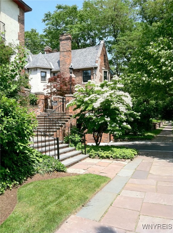 About The Arlington, Briarwood NY | HOAs, Reviews, Amenities