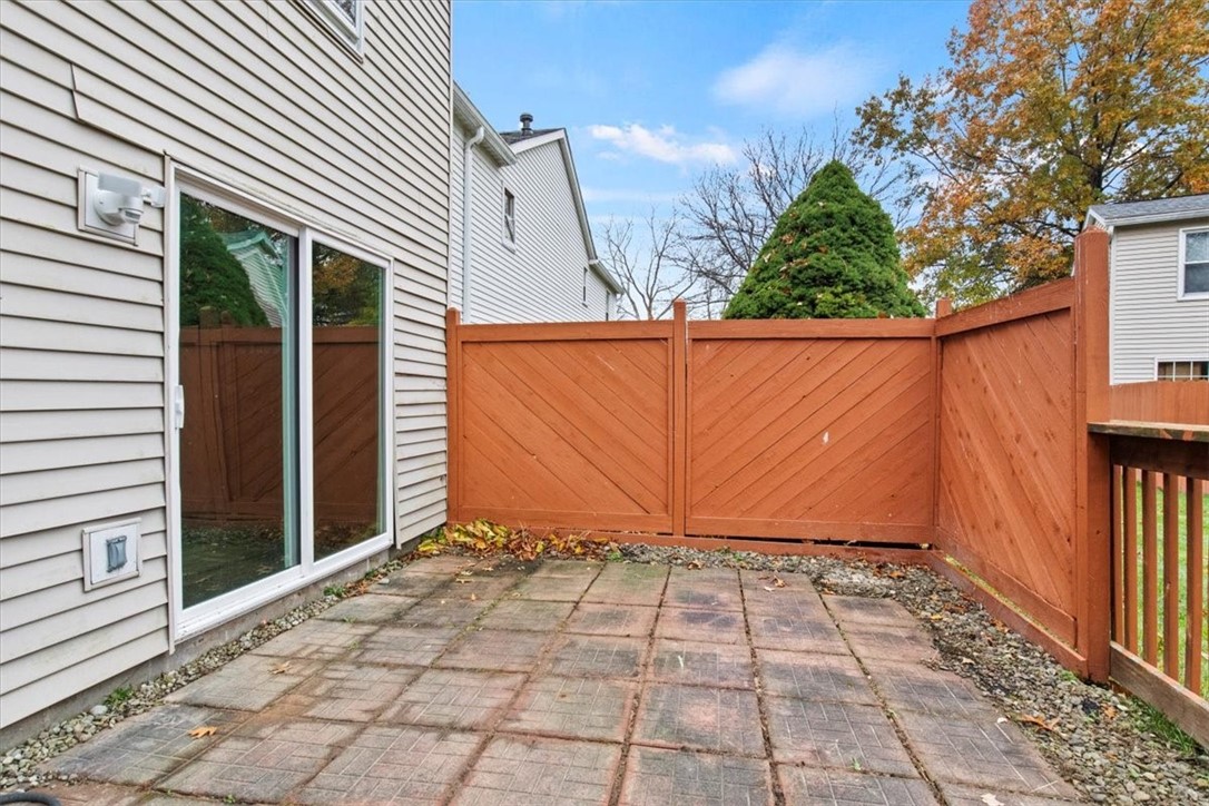 For Sale 80 Old Pine Lane, Greece, NY 14615 2 Beds / 1 Full Bath / 1 Half Bath 149,900