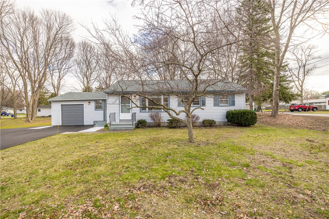 946 Bay Rd, ster, NY 14580