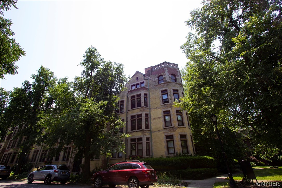 176 Chapin Pkwy Parkway, 8, Buffalo, NY 14222, Elmwood Strip