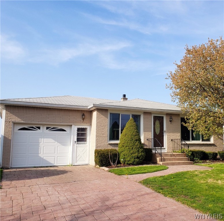 Sold 76 Castlewood Drive, Cheektowaga, NY 14227 3 Beds / 1 Full Bath