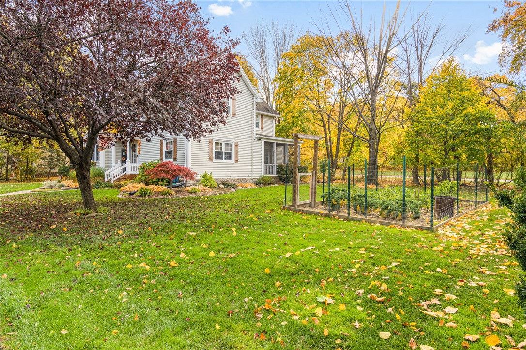 1058 Bay Rd, ster, NY 14580